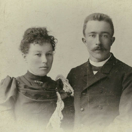 Младший брат Алексея Попова священник Виталий Попов был расстрелян в 1920 году большевиками. На фото с женой Серафимой