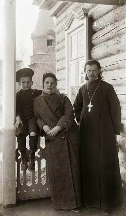 Священник с семьей