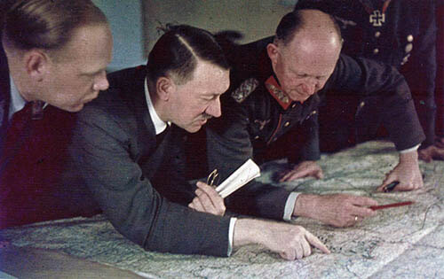Адольф Гитлер над картой