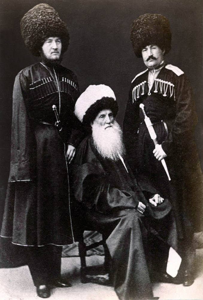 Имам Шамиль (центре) с сыновьями Гази-Мухаммадом (слева) и Мухаммадом-Шапи (справа)